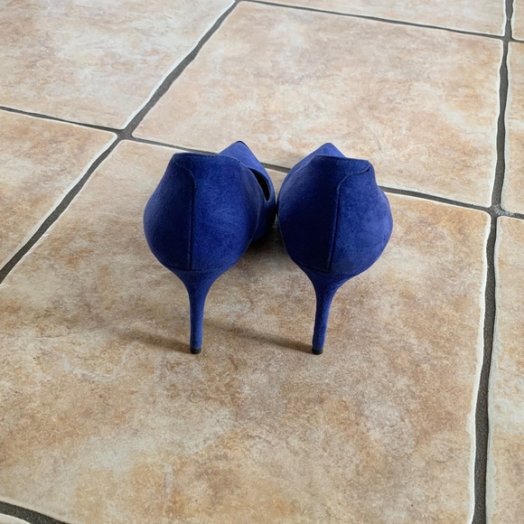 Alexander McQueen Pointed Metal-Toe Suede Pumps - Picture 6 of 13